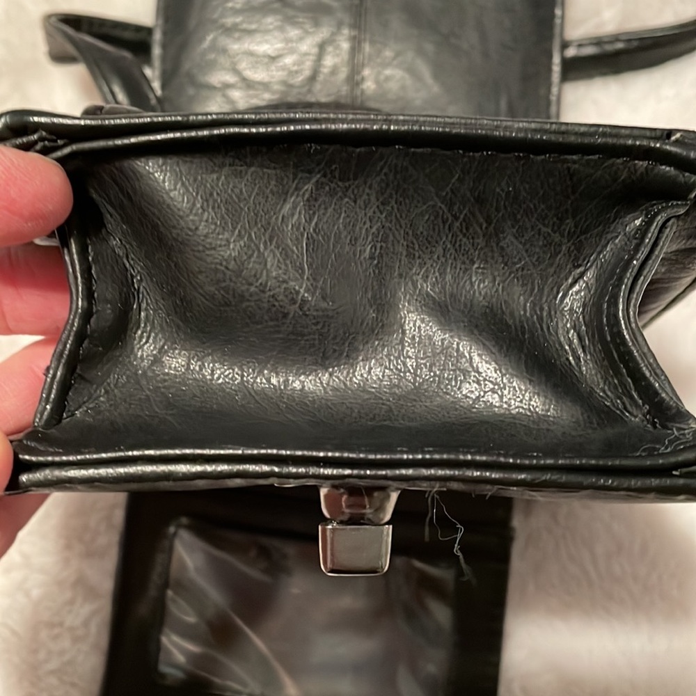 Black vegan leather cross body bag - Picture 12 of 16